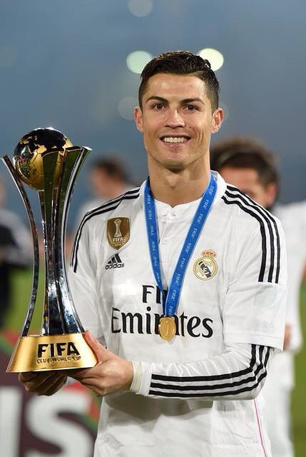 Cristiano Ronaldo con el Real Madrid y una copa