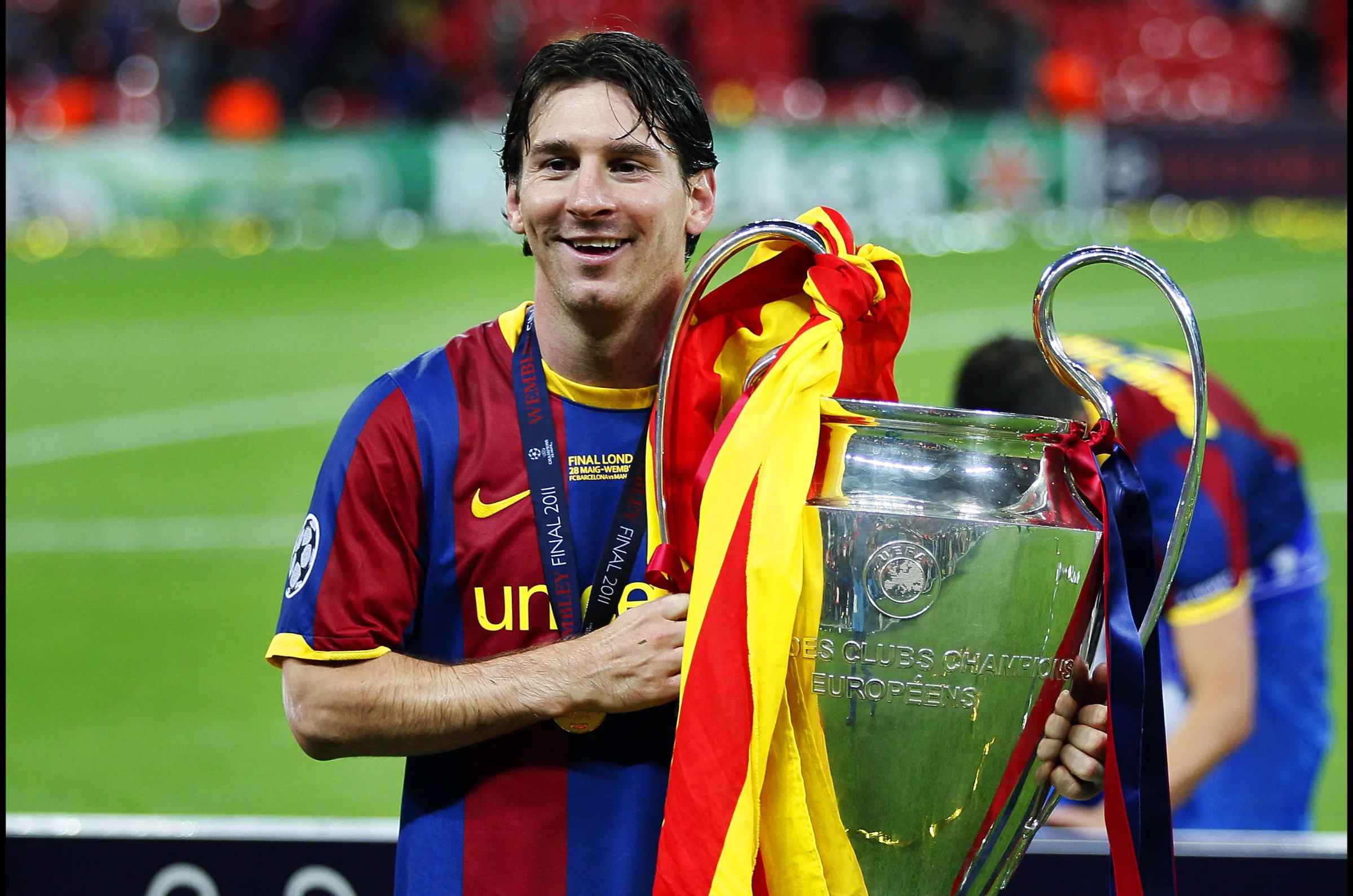 Lionel Messi con el Barcelona y una copa